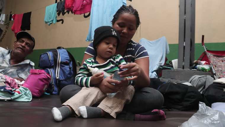 Una mujer hondureña y su hijo reciben atención en el albergue Casa del Migrante de la zona 1. (Foto Prensa Libre: Hemeroteca PL)