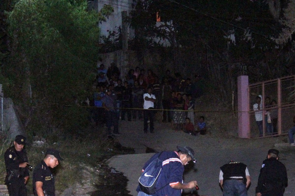 Investigadores policiales recaban evidencias en el barrio El Lazareto, cabecera de Jalapa, donde un hombre murió baleado. (Foto Prensa Libre: Hugo Oliva)
