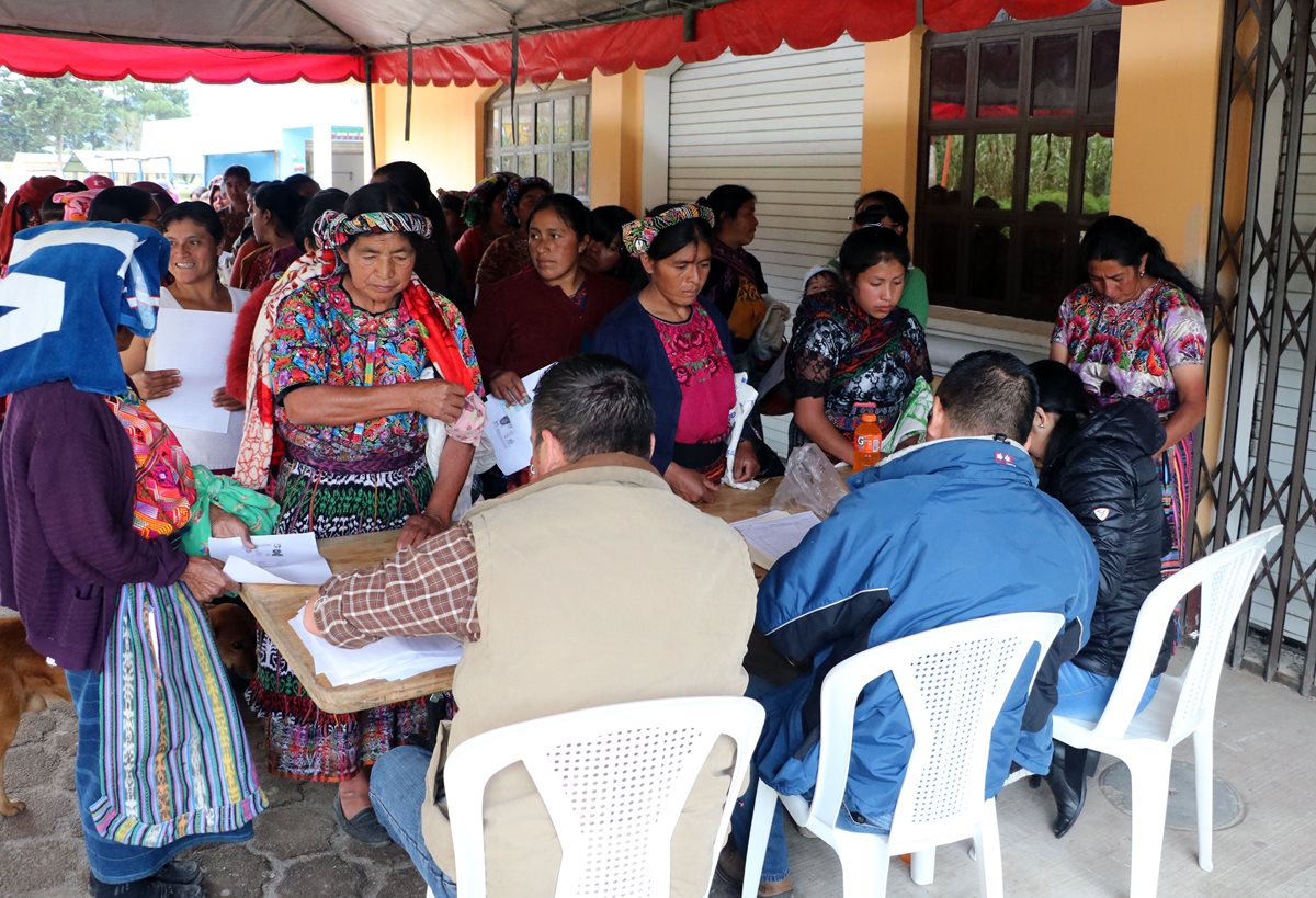 Mujeres de la etnia mam, de Cajolá, Quetzaltenango, son atendidas en español por personal del Ministerio de Agricultura, Ganadería y Alimentación. (Foto Prensa Libre: Carlos Ventura)