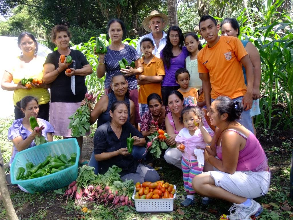 Mujeres de San Rafael Las Flores, Santa Rosa, muestran parte de las cosechas que obtienen de los huertos en sus hogares. (Foto Prensa Libre: Oswaldo Cardona).