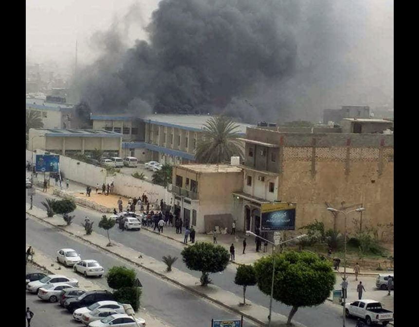 Más de 10 personas han muerto y varias han resultado heridas en un atentado, supuestamente suicida, contra la sede de la Comisión Electoral de Trípoli. (Foto Prensa Libre: EFE)