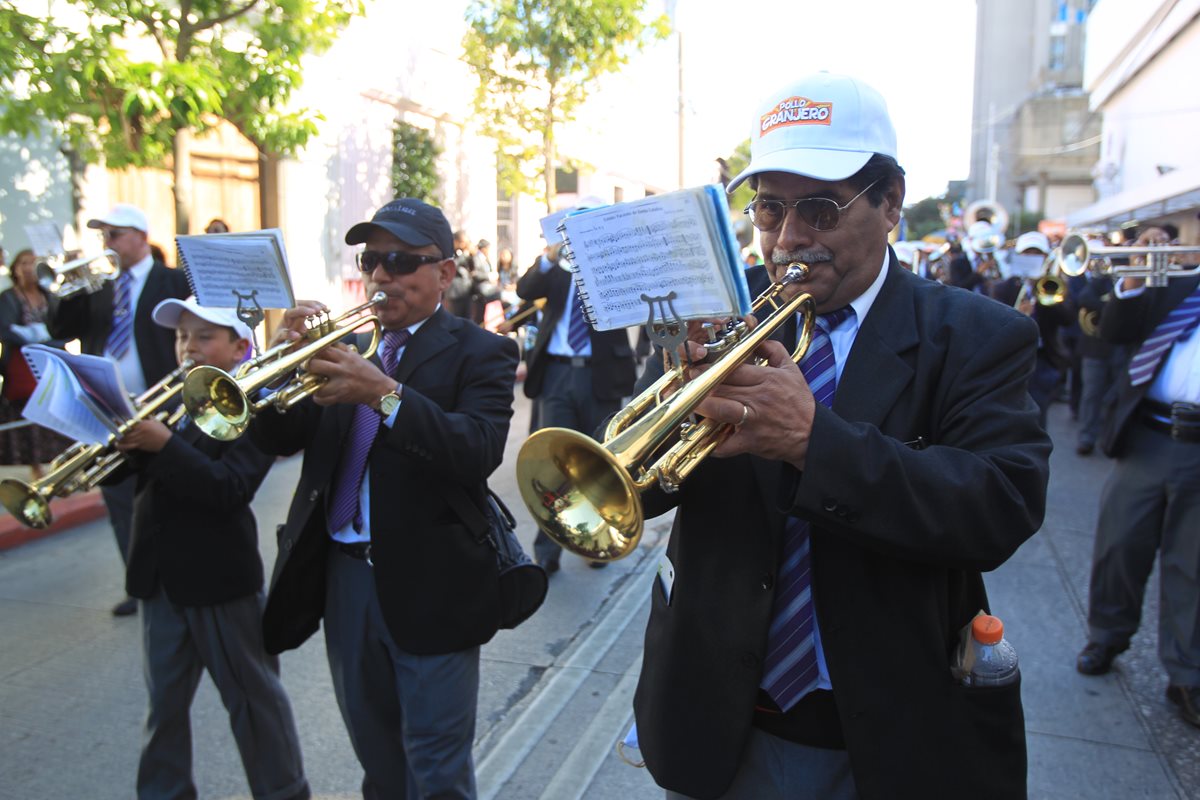 La banda del maestro Luis Pirir es una de las más conocidas y que interpreta piezas fúnebres en las procesiones desde el 2002. El maestro se formó en el Conservatorio Nacional de Música. Toca el trombón, tuba y eufonio. (Foto Prensa Libre, Óscar Rivas)