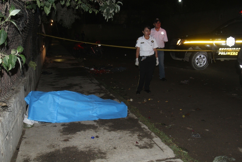 Lugar donde quedó el cadáver de Roberto Raymundo Ramírez, en Antigua Guatemala, Sacatepéquez. (Foto Prensa Libre: Miguel López).