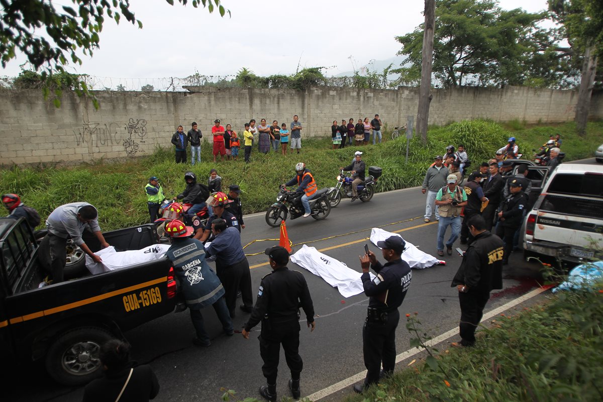 Los tres cuerpos con señales de violencia aparecieron en la vía pública, en un vehículo abandonado en la ruta que conduce a Bárcenas. (Foto Prensa Libre: Óscar Rivas)