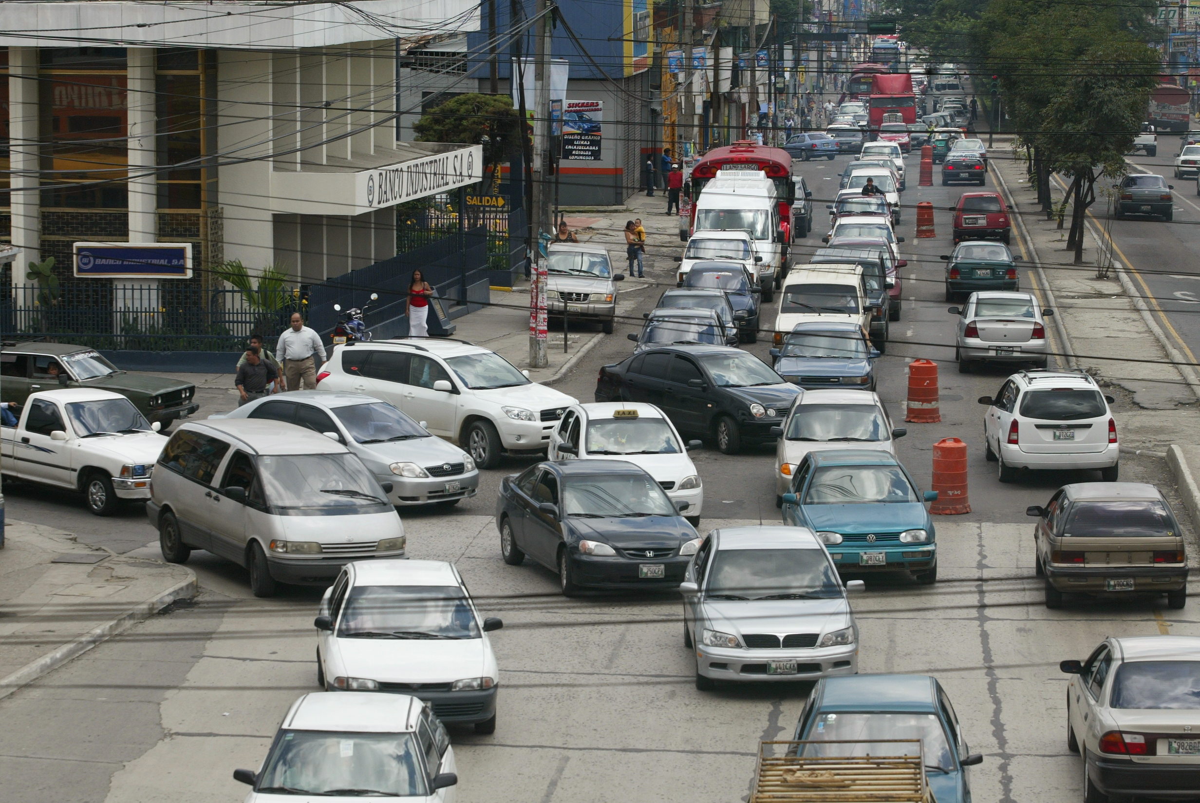 
El Congreso amplio el plazo para el pago del impuesto sobre circulación de vehículos para el 31 de octubre. (Foto Prensa Libre: Hemeroteca) 
