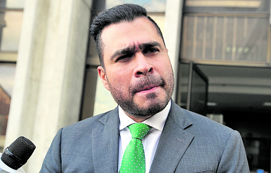 En 2018 el alcalde de Mixco Neto Bran, llegó a la torre de tribunales a presentar pruebas de descargo por un antejuicio en su contra. (Foto Prensa Libre: Hemeroteca PL)
