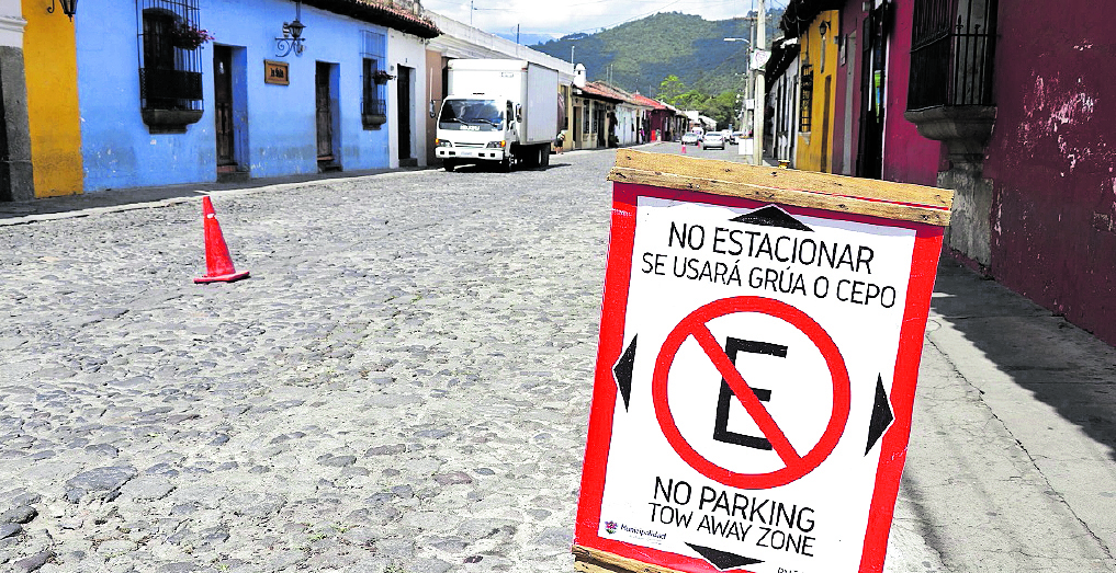 Para evitar que motoristas se estacionen en lugares prohibidos la comuna habilita tres parqueos para ese tipo de vehículo. (Foto Prensa Libre: Hemeroteca PL)