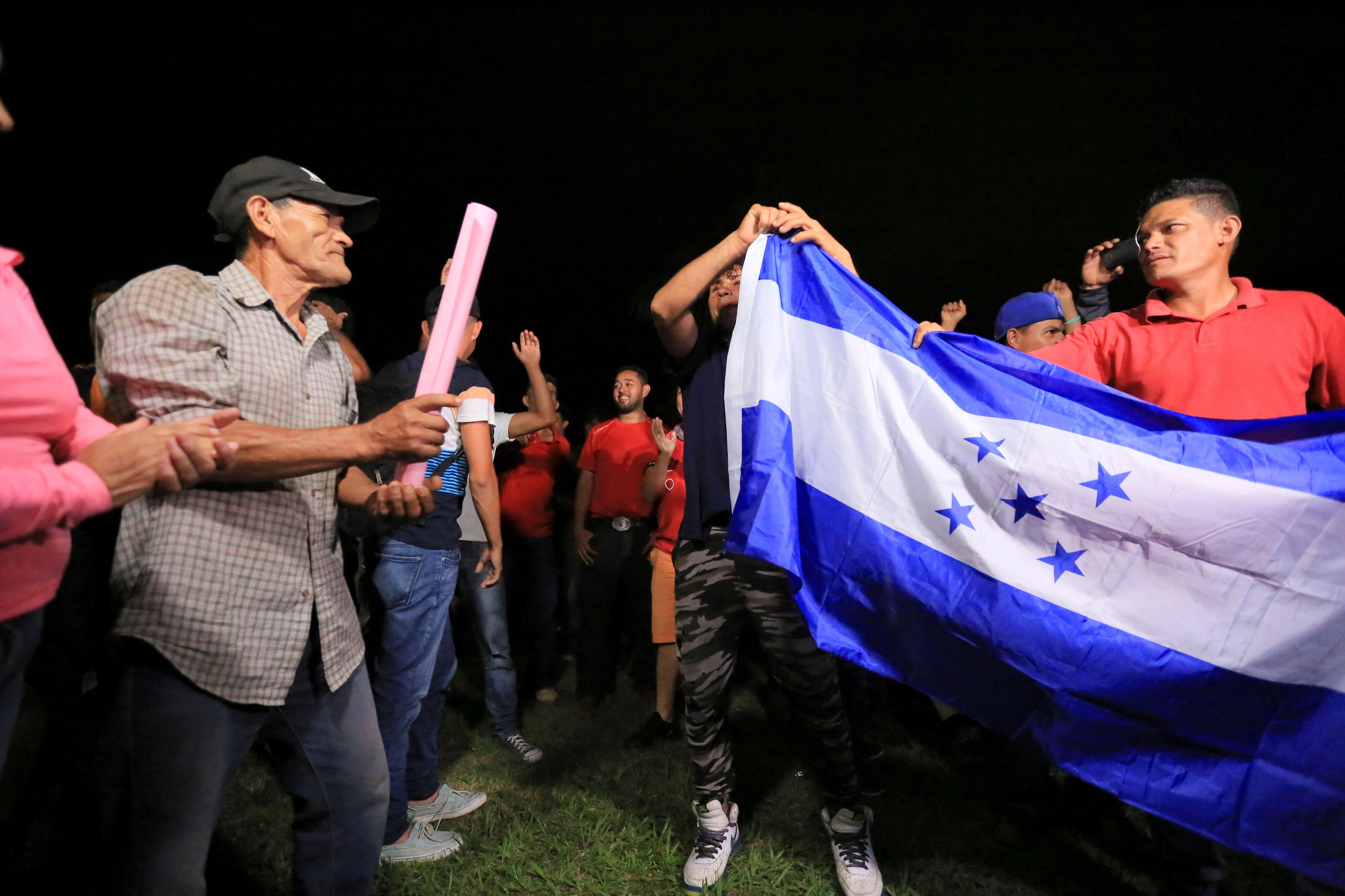 Grupos de ciudadanos hondureños llegan a la terminal de buses de la ciudad de San Pedro Sula previo a partir en caravana. (Foto Prensa Libre: EFE).