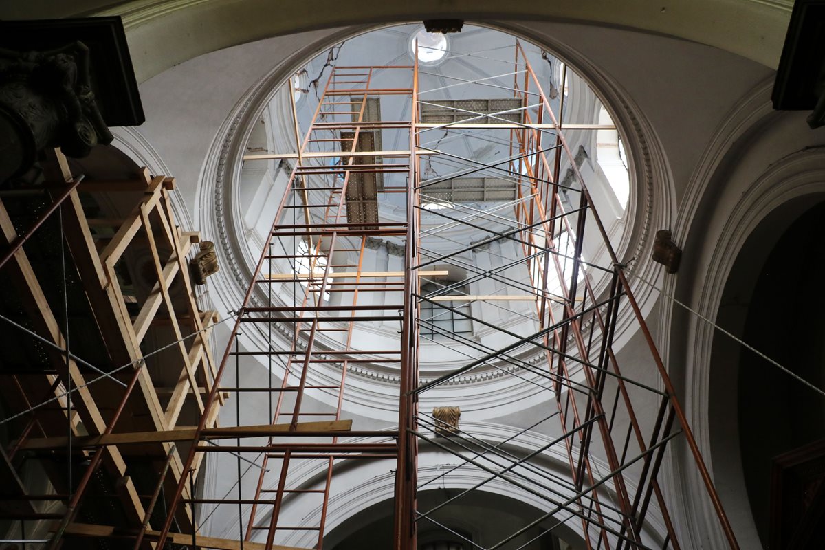 Reforzamiento evita más daños en cúpulas de la Catedral de Xela. (Foto Prensa Libre: Carlos Ventura)