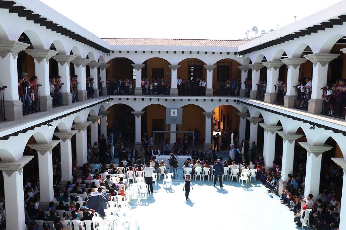 La comunidad educativa de San Lorenzo El Cubo estrenará edificio escolar. (Foto Prensa Libre: Julio Sicán)