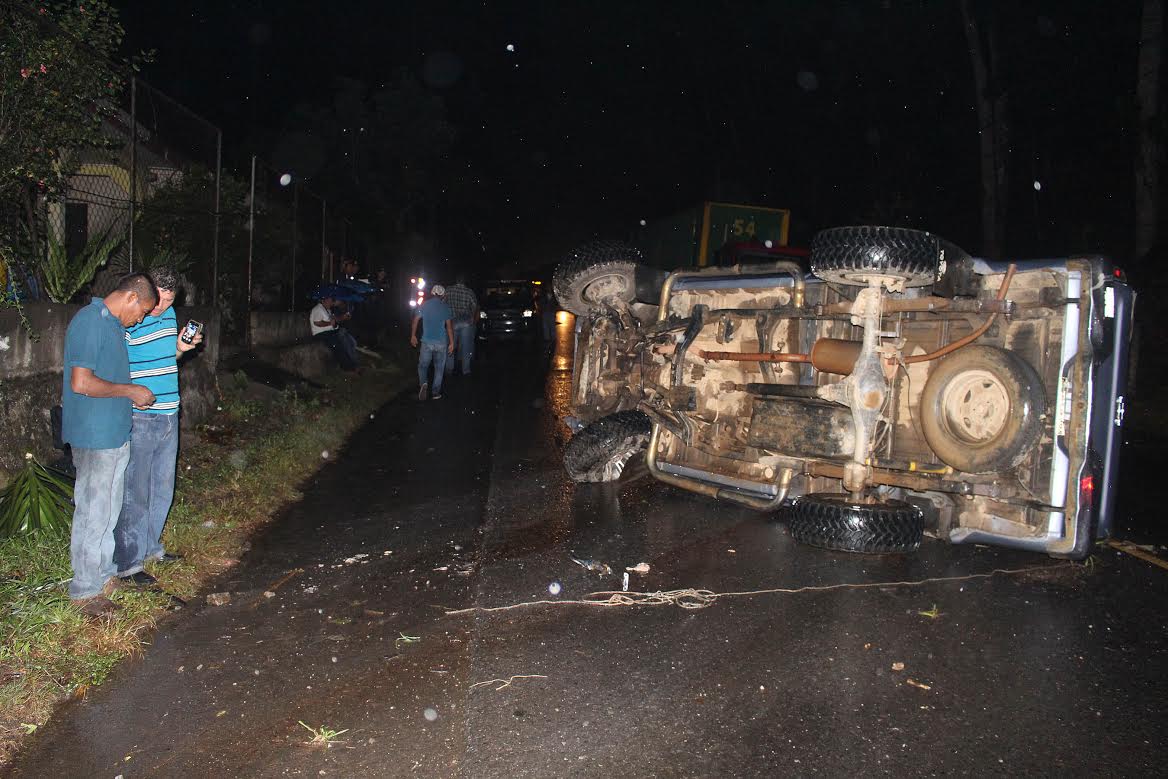 Picop queda volcado en el km 286 de la ruta al Atlántico, Puerto Barrios, Izabal, donde una persona murió. (Foto Prensa Libre: Dony Stewart)
