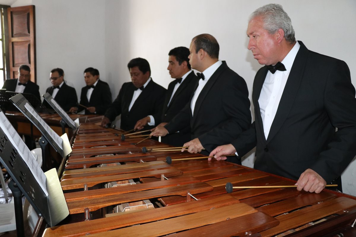 La Marimba de Concierto del Palacio Nacional de la Cultura se presentó en Antigua Guatemala y ejecutó melodías rusas. (Foto Prensa Libre: Renato Melgar)