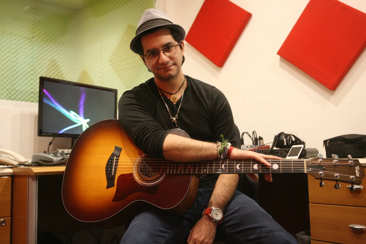 Diego Ález es un cantautor guatemalteco que también produce sus música. (Foto Prensa Libre: Ana Lucía Ola)