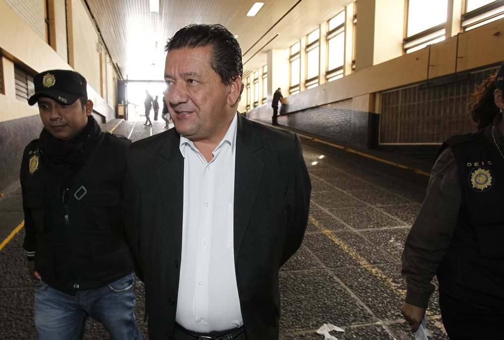 Víctor de Jesús Duarte Mendoza es llevado al Juzgado Sexto Penal para responder por supuestos casos de corrupción cometidos en Udevipo. (Foto Prensa Libre: Paulo Raquec)