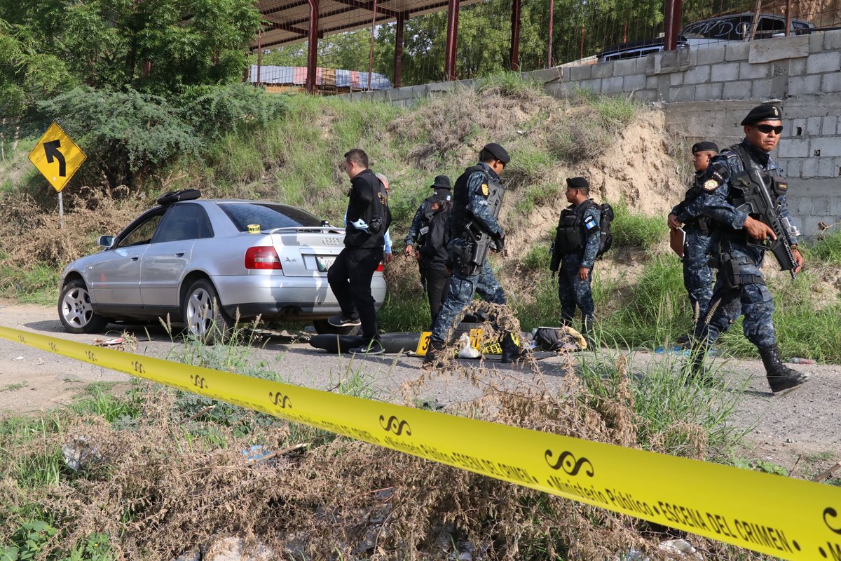 Agentes antinarcóticos de la PNC resguardan vehículo en el que se localizaron siete paquetes con heroína, en Guastatoya, El Progreso. (Foto Prensa Libre)