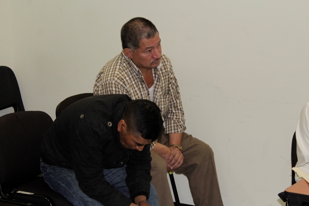Dos de los agentes sindicados de acto anómalos en Quetzaltenango. (Foto Prensa Libre: María José Longo).