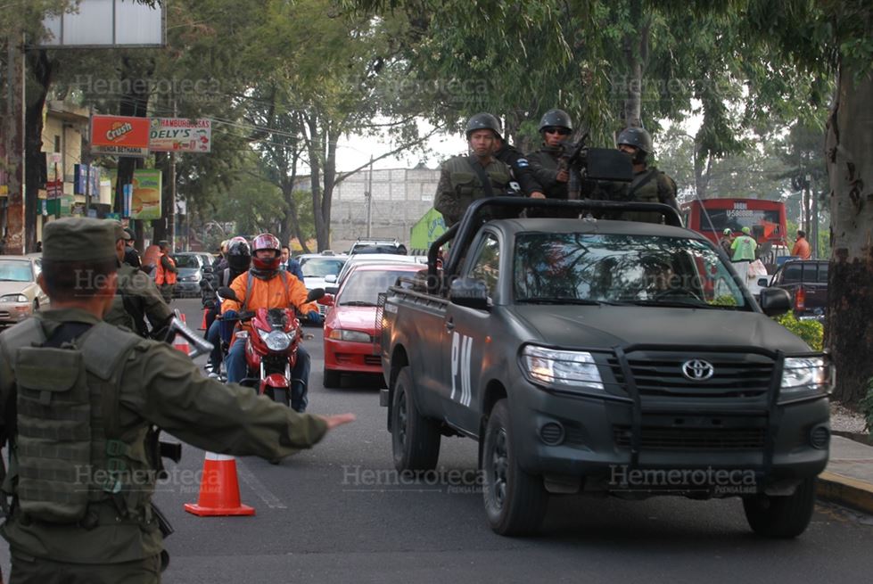 Los soldados acompañan, en igual número, a la Policía Nacional Civil en los patrullajes de seguridad ciudadana. (Foto Prensa Libre: Hemeroteca PL)