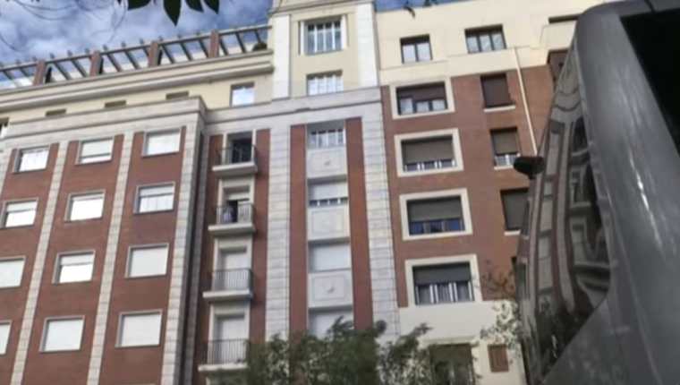 La tragedia ocurrió en el noveno nivel del edificio ubicado en calle Hermanos Bécquer, Madrid. (Foto Prensa Libre: EFE)