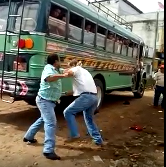 Pilotos de autobuses pelean en la vía pública en San José La Máquina. (Foto Prensa Libre: Cristian Soto)