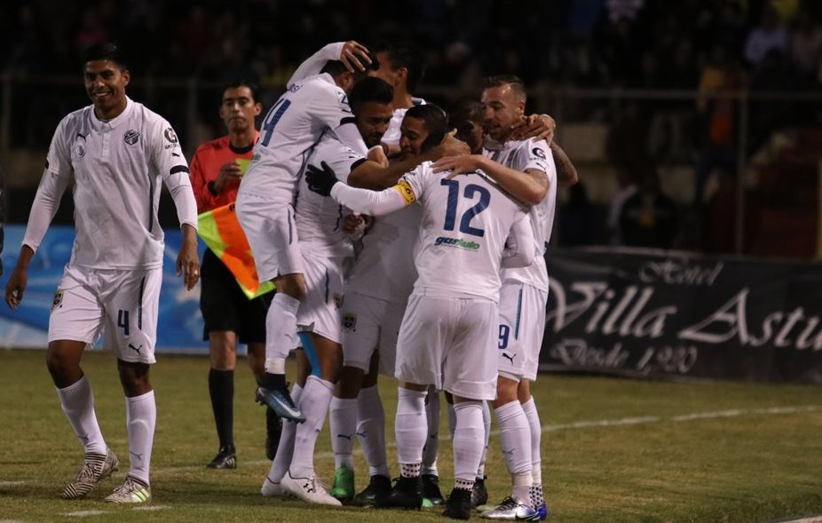 Los jugadores de Comunicaciones celebran el gol de Jean Márquez a los 8 minutos del partido, de visitantes contra Marquense. (Foto Prensa Libre: Raúl Juárez)