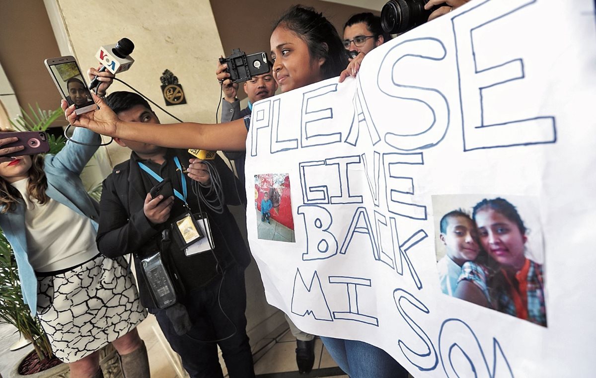 Elsa Johanna Ortiz, durante una protesta para que le devolvieran a su hijo el pasado 10 de julio. (Foto Prensa Libre: Hemeroteca PL)