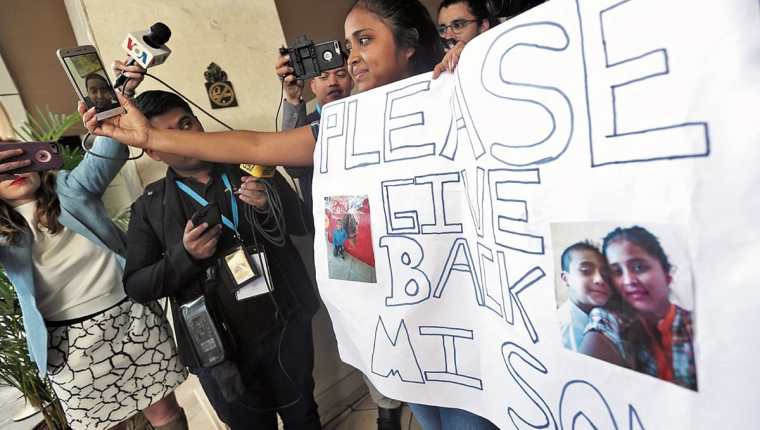 Elsa Johanna Ortiz, durante una protesta para que le devolvieran a su hijo el pasado 10 de julio. (Foto Prensa Libre: Hemeroteca PL)