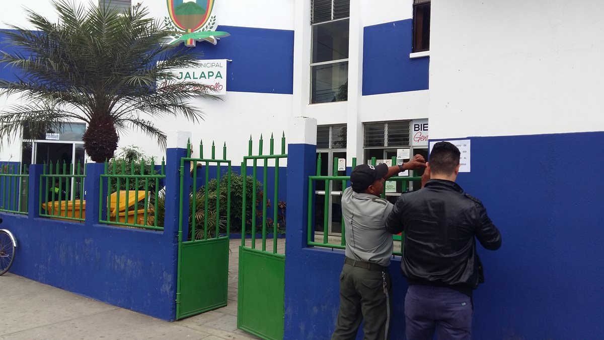 Colocan aviso para dar a conocer asueto en oficinas de la Municipalidad de Jalapa. (Foto Prensa Libre: Hugo Oliva)