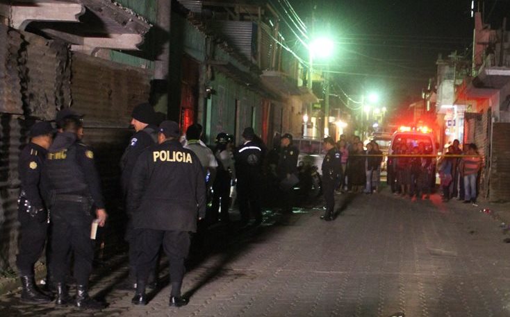 Agentes de la PNC acordonan el área donde fue baleado un hombre y dos mujeres, en la zona 3 de la cabecera de Chimaltenango. (Foto Prensa Libre: Víctor Chamalé)
