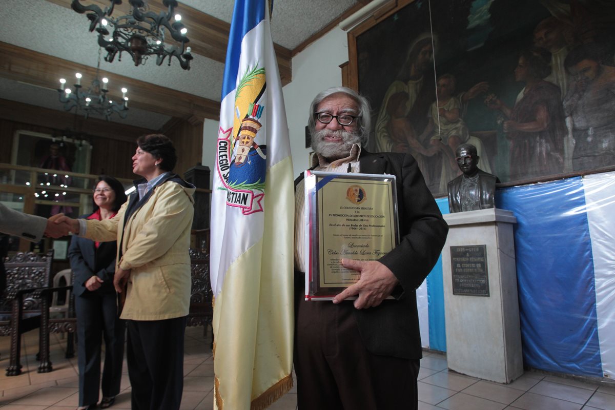 Celso Lara Figueroa recibe un homenaje en el Colegio San Sebastián. (Foto Prensa Libre: Ángel Elías)