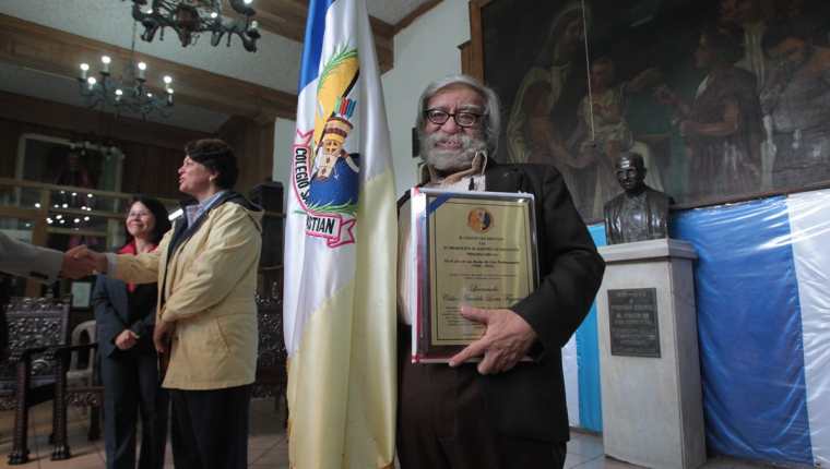 Celso Lara Figueroa recibe un homenaje en el Colegio San Sebastián. (Foto Prensa Libre: Ángel Elías)