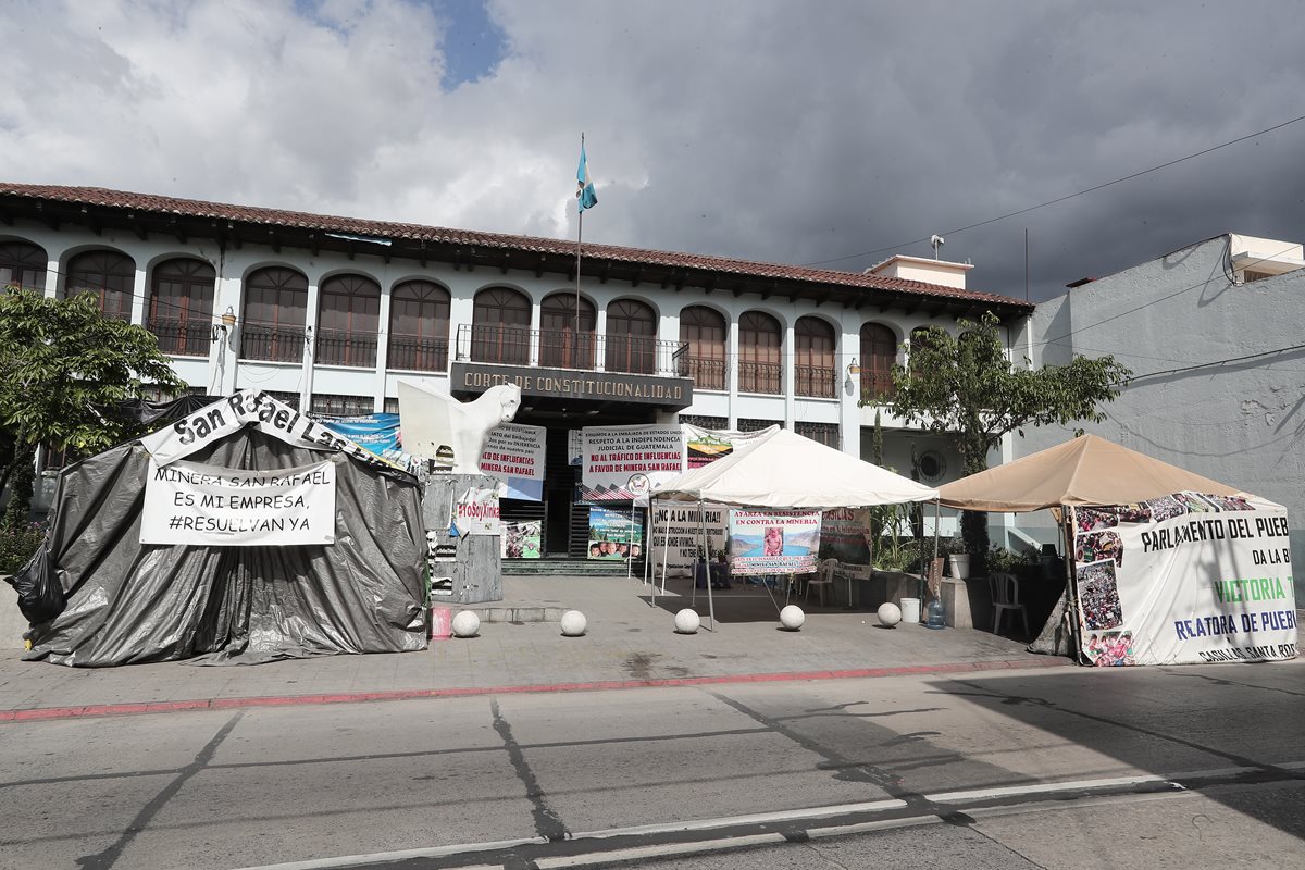 Grupos a favor, como trabajadores y extrabajadores de la mina San Rafael, y en contra de la miner­a, los grupos de comunidades de Santa Rosa, acampan por separado frente de la Corte de Constitucionalidad (CC) desde hace meses. (Foto, Prensa Libre: Juan Diego González).