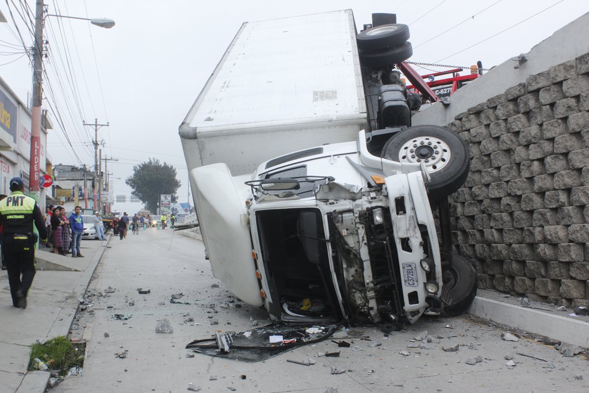 Cabina de camión accidentado queda destruida, luego de accidente en la ruta Interamericana, Chimaltenango. (Foto Prensa Libre: Víctor Chamalé)