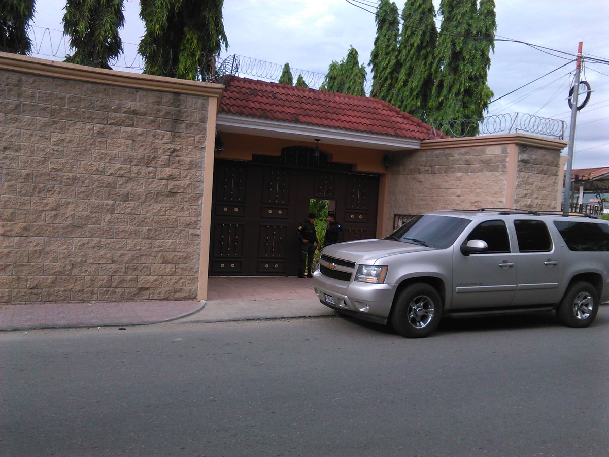 Residencia del exdiputado Baudilio Hichos, en la cabecera de Chiquimula, es allanada por la PNC. (Foto Prensa Libre: Edwin Paxtor)