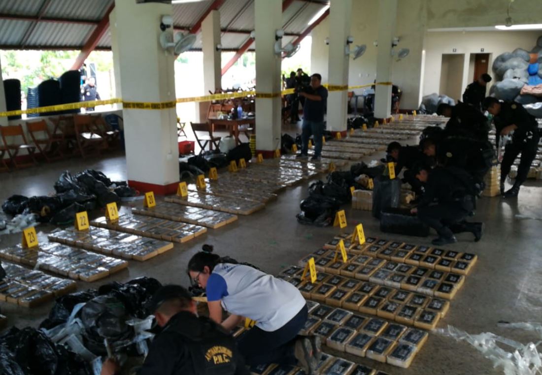 Autoridades han logrado contabilizar mil paquetes de droga, que permanecían empacadas en 50 tulas. (Foto Prensa Libre: MP)