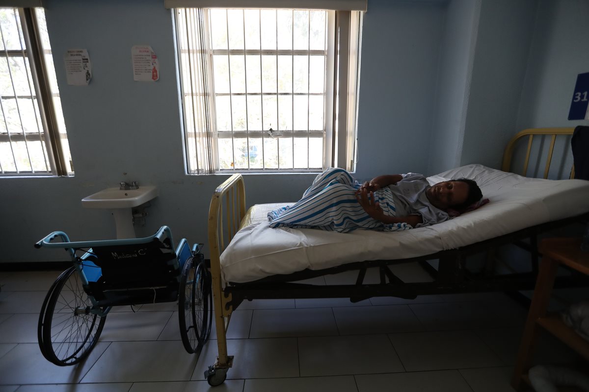 En el Hospital Roosevelt hay siete pacientes cuyos familiares no han llegado a reclamarlos, por esa razón desde hace varios meses permanecen internados. (Foto Prensa Libre: Carlos Hernández)