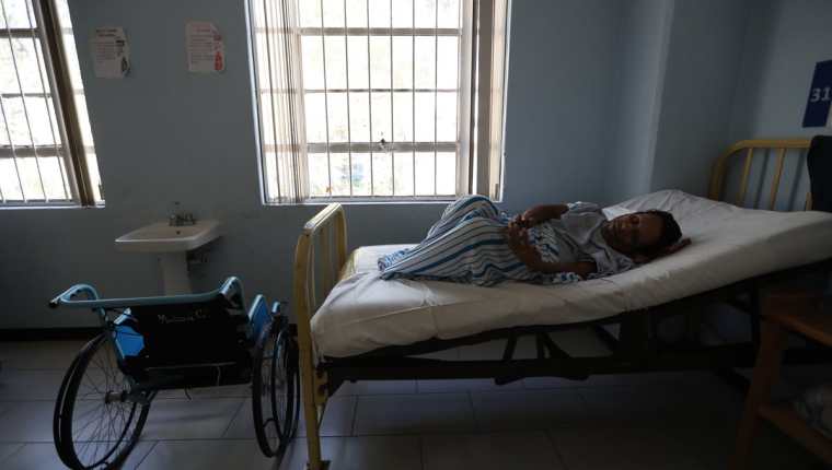 En el Hospital Roosevelt hay siete pacientes cuyos familiares no han llegado a reclamarlos, por esa razón desde hace varios meses permanecen internados. (Foto Prensa Libre: Carlos Hernández)