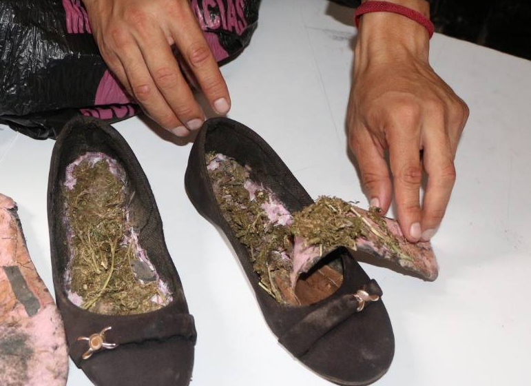 Marihuana decomisada en zapatos de mujer capturada en la cárcel para hombres de Jalapa. (Foto Prensa Libre: PNC).