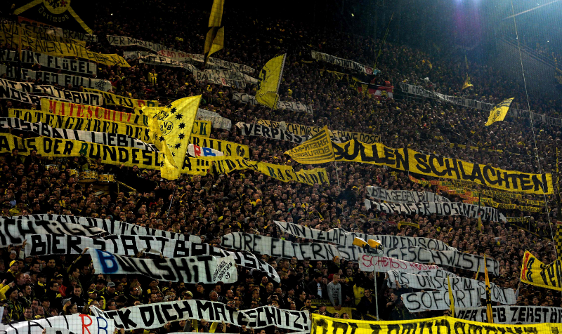 Los aficionados del Borussia Dortmund provocaron a los de RB Leipzig en la liga alemana. (Foto Prensa Libre: AFP)