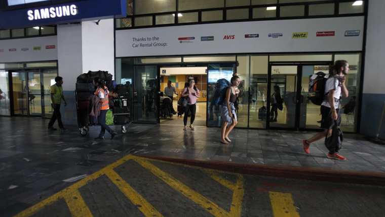 Los puntos ciegos del aeropuerto permiten el tránsito sin control de personas en la Dirección General de Aeronáutica Civil, sin que los trabajadores puedan hacer algo al respecto. (Foto: Hemeroteca PL)