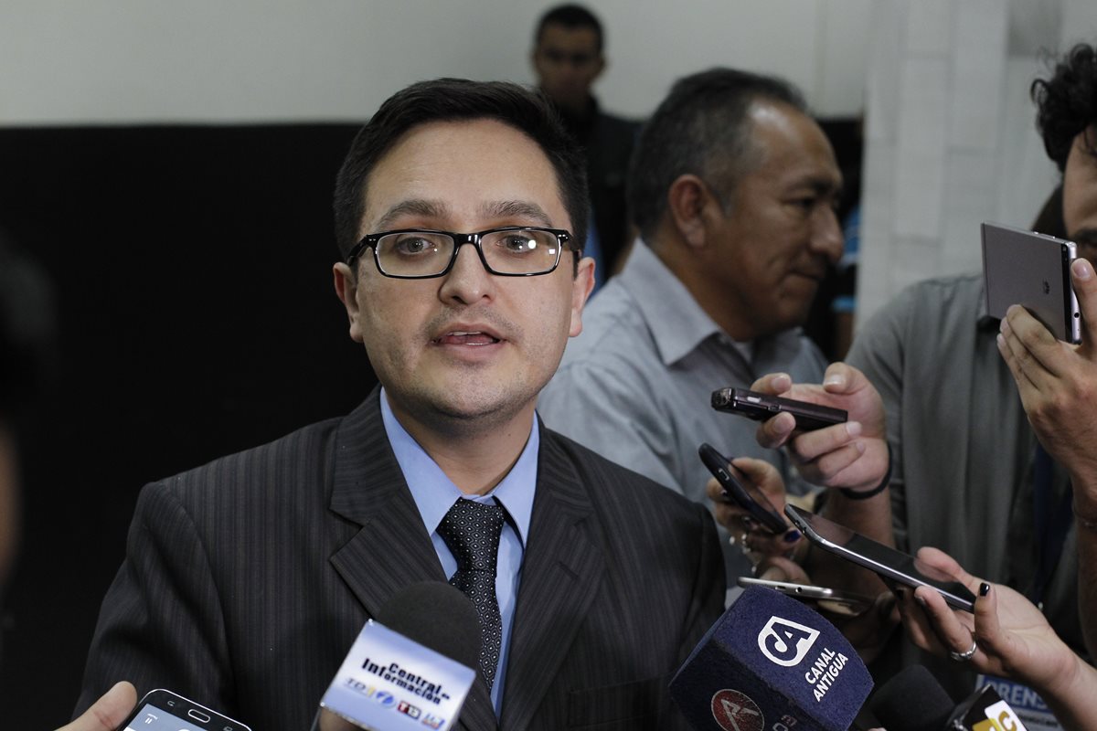 El fiscal Francisco Sandoval entrega la acusación en el Juzgado de Mayor Riesgo B. (Foto Prensa Libre: Paulo Raquec)