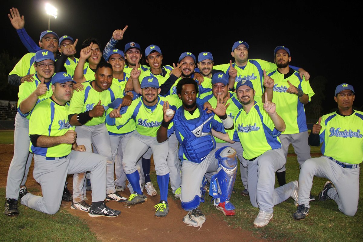 Los jugadores de Municipal celebran el título luego de superar en la final a Vikingos. (Foto Prensa Libre: cortesía CDAG)