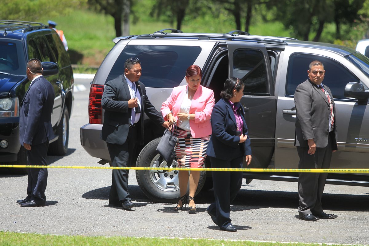 A la fiscal general, Thelma Aldana, se le reforzó la seguridad hace varios meses. En la imagen, la funcionaria llega a la sede de la Cicig, en la zona 14. (Foto Prensa Libre: Hemeroteca)