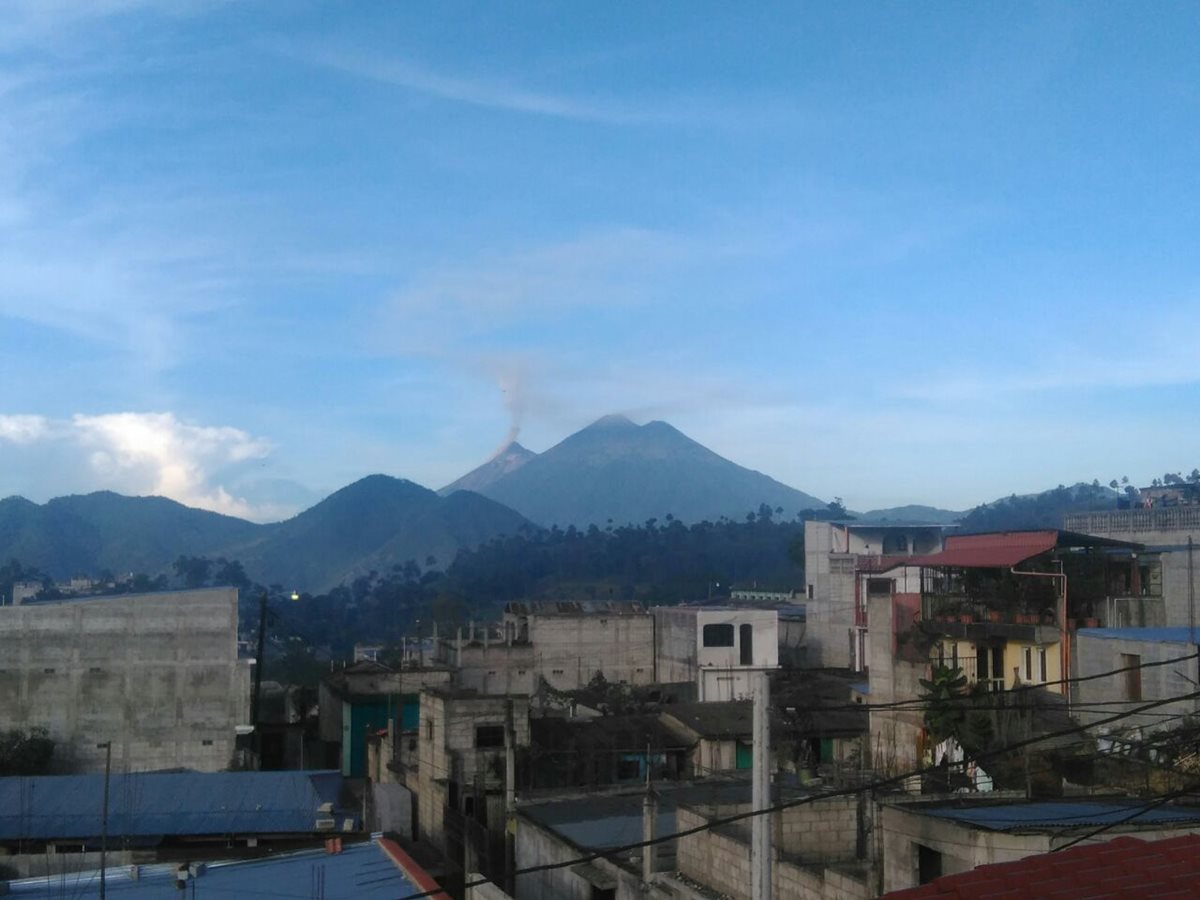 Vista del Volcán de Fuego desde Sacatepéquez, donde pobladores reportan que se escuchan retumbos. (Foto Prensa Libre: Oscar Felipe)
