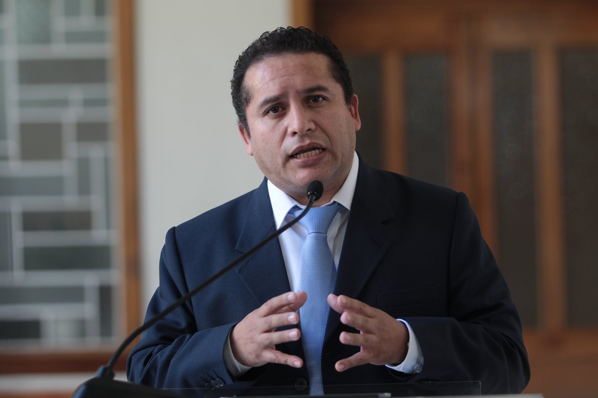Miguel Ángel Moya, jefe de Segeplan, da declaraciones en la Casa Presidencial, después de la junta de Gabinete. (Foto Prensa Libre: Érick Ávila)