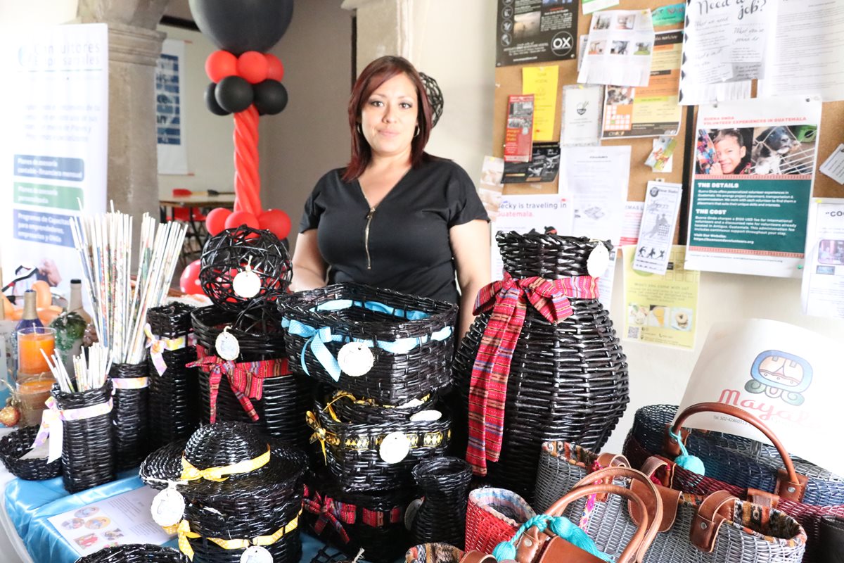 Las participantes expusieron sus productos en La Antigua. (Foto Prensa Libre: Renato Melgar)