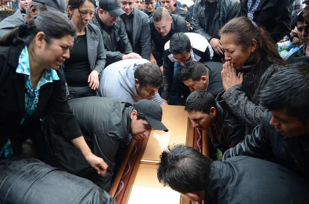Familiares y vecinos dan el último adiós a Juan Fernando Martínez. (Foto Prensa Libre: Mike Castillo).
