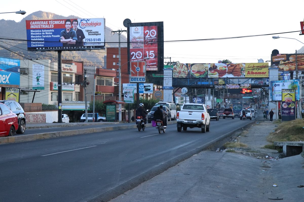 La avenida Las Américas de Quetzaltenango es una de las preferidas para instalar vallas publicitarias, debido a que cada día transitan miles de vehículos por el sector. (Foto Prensa Libre: María José Longo)