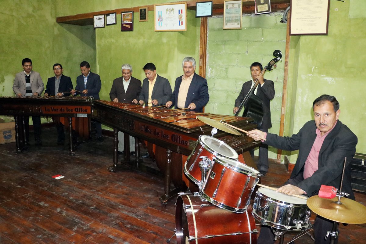El concierto de marimba se lleva a cabo en el edificio de Gobernación en Quetzaltenango. (Foto Prensa Libre: Carlos Ventura)
