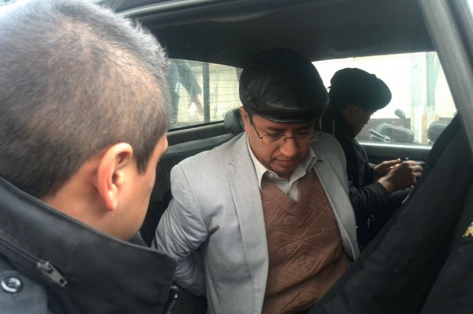 Elder Fuentes García, intendente de Fiscalización de la SAT, ingresa a Tribunales. (Foto Prensa Libre: Jerson Ramos)