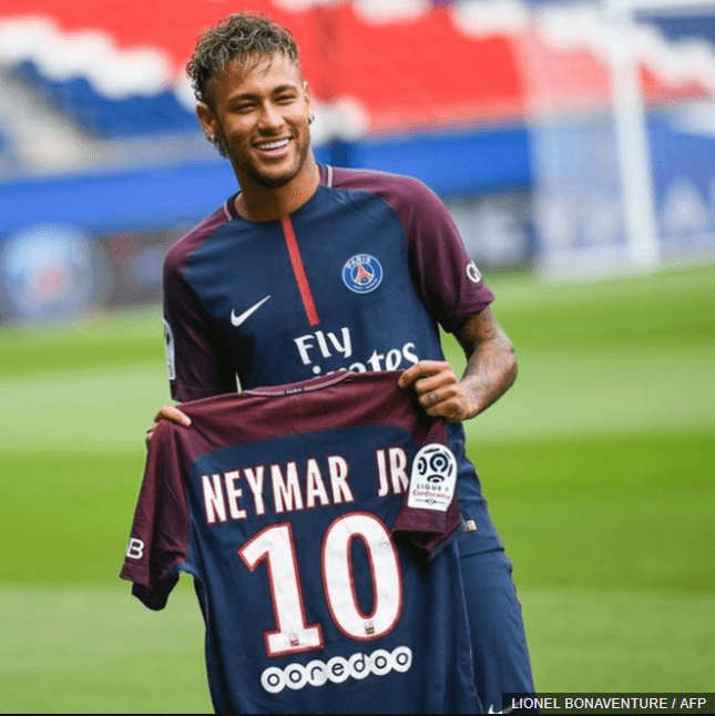 Neymar aseguró que su decisión se basó en los retos y no en el dinero. (Foto Prensa Libre: AFP)